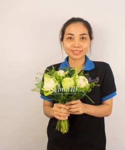 hoa cưới cầm tay cô dâu